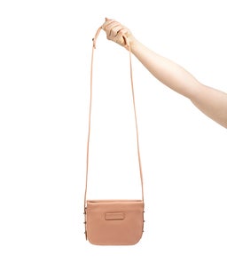 IN HER COMMAND BAG AX DUSTY PINK LEATHER