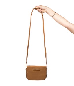IN HER COMMAND BAG AX TAN LEATHER
