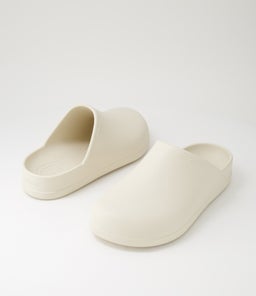 209366 DYLAN CLOG W CC STUCCO CROSLITE