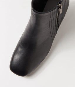 QEXLA DJ BLACK LEATHER