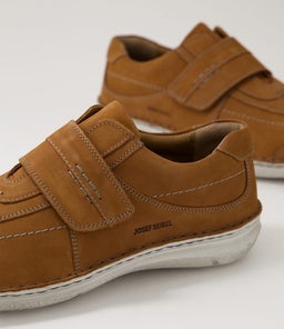 ALEC CASTAGNE NUBUCK