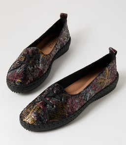 WOMANS SU WINE SWIRL SUEDE