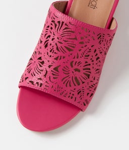 GREAT SU DK FUCHSIA RED FLOWER LEATHER FABRIC