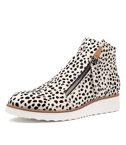 OHMY BLACK&WHITE WHITE SOLE PONY