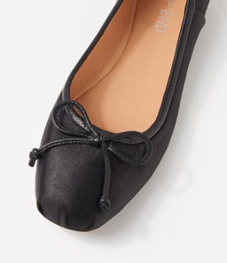 MOOKIE TO BLACK SATIN LEATHER